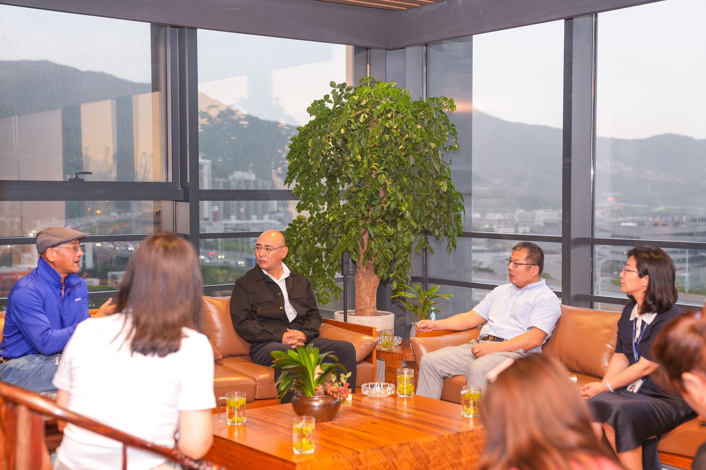 日通来访交流 祝贺海格物流董事长梅春雷当选深圳市集装箱运输协会会长